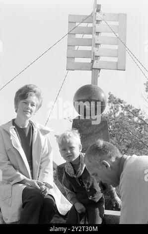 Strömung 48B-4-1971 : Null Meter über dem Meeresspiegel. Tregde, ein paar Kilometer außerhalb von Mandal, hat eine besondere Funktion als offizielle Messstation für Wasserstände in Norwegen. Eine kleine Kugel und ein Messgerät bilden die Grundlage für die Höhenlage in unseren Karten, Triangulationen und kommunalen Triangulationen. Trägheit ist der stabilste Bereich und eignet sich gut als „Nullpunkt“. Oslo steigt, z. B. 4 Millimeter pro Jahr. Dürfen wir die "Hausmeisterfamilie", Frau Gerd, Jan und Bjørn Pedersen, vor einem symbolischeren "Denkmal" des Nullpunktes präsentieren. Foto: Sverre A. Børretzen / aktuell / NTB * Stockfoto