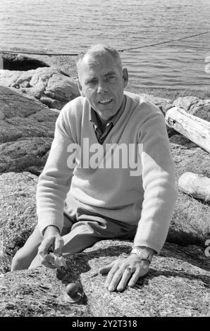 Strömung 48B-4-1971 : Null Meter über dem Meeresspiegel. Tregde, ein paar Kilometer außerhalb von Mandal, hat eine besondere Funktion als offizielle Messstation für Wasserstände in Norwegen. Eine kleine Kugel und ein Messgerät bilden die Grundlage für die Höhenlage in unseren Karten, Triangulationen und kommunalen Triangulationen. Trägheit ist der stabilste Bereich und eignet sich gut als „Nullpunkt“. Oslo steigt, z. B. 4 Millimeter pro Jahr. Bjørn Pedersen passt den Nullpunkt gut an, ohne das Objekt aus diesem Grund unbedingt zu polieren. Trägde wird die Position als Nullpunkt für mehrere Jahre halten. Foto: Stockfoto