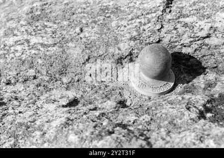 Strömung 48B-4-1971 : Null Meter über dem Meeresspiegel. Tregde, ein paar Kilometer außerhalb von Mandal, hat eine besondere Funktion als offizielle Messstation für Wasserstände in Norwegen. Eine kleine Kugel und ein Messgerät bilden die Grundlage für die Höhenlage in unseren Karten, Triangulationen und kommunalen Triangulationen. Lag ist der stabilste Bereich und eignet sich gut als „Nullpunkt“. Oslo steigt, z. B. 4 Millimeter pro Jahr. Hier haben wir die berühmte Kugel oder den Bolzen. Unauffällig ja, aber trotzdem wichtig, vielleicht eine kleine Touristenattraktion? Foto: Sverre A. Børretzen / aktuell / NTB ***FOTO NICHT im Stockfoto