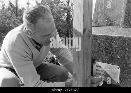 Strömung 48B-4-1971 : Null Meter über dem Meeresspiegel. Tregde, ein paar Kilometer außerhalb von Mandal, hat eine besondere Funktion als offizielle Messstation für Wasserstände in Norwegen. Eine kleine Kugel und ein Messgerät bilden die Grundlage für die Höhenlage in unseren Karten, Triangulationen und kommunalen Triangulationen. Trägheit ist der stabilste Bereich und eignet sich gut als „Nullpunkt“. Oslo steigt, z. B. 4 Millimeter pro Jahr. Bjørn Pedersen passt den Nullpunkt gut an, ohne das Objekt aus diesem Grund unbedingt zu polieren. Trägde wird die Position als Nullpunkt für mehrere Jahre halten. Foto: Stockfoto