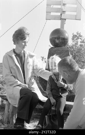 Strömung 48B-4-1971 : Null Meter über dem Meeresspiegel. Tregde, ein paar Kilometer außerhalb von Mandal, hat eine besondere Funktion als offizielle Messstation für Wasserstände in Norwegen. Eine kleine Kugel und ein Messgerät bilden die Grundlage für die Höhenlage in unseren Karten, Triangulationen und kommunalen Triangulationen. Trägheit ist der stabilste Bereich und eignet sich gut als „Nullpunkt“. Oslo steigt, z. B. 4 Millimeter pro Jahr. Wir dürfen die "Hausmeisterfamilie", Frau Gerd, Jan und Bjørn Pedersen, vor einem symbolischeren "Denkmal" des Nullpunktes vorstellen. Foto: Sverre A. Børretzen / aktuell / NTB Stockfoto