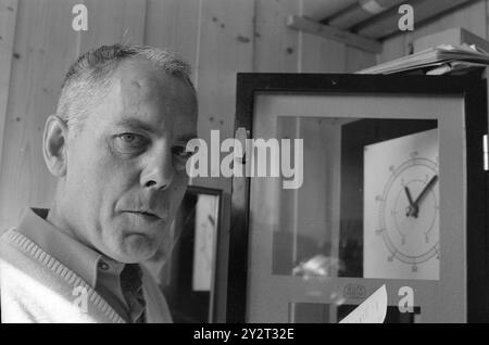 Strömung 48B-4-1971 : Null Meter über dem Meeresspiegel. Tregde, ein paar Kilometer außerhalb von Mandal, hat eine besondere Funktion als offizielle Messstation für Wasserstände in Norwegen. Eine kleine Kugel und ein Messgerät bilden die Grundlage für die Höhenlage in unseren Karten, Triangulationen und kommunalen Triangulationen. Trägheit ist der stabilste Bereich und eignet sich gut als „Nullpunkt“. Oslo steigt, z. B. 4 Millimeter pro Jahr. Supervisor Bjørn Pedersen mit dem Aufnahmegerät. Zweimal im Monat schickt er die Registrierungen an die Geodätische Abteilung. Foto: Sverre A. Børretzen / aktuell / NTB ***FOTO NICHT Stockfoto