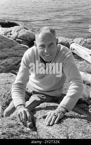 Strömung 48B-4-1971 : Null Meter über dem Meeresspiegel. Tregde, ein paar Kilometer außerhalb von Mandal, hat eine besondere Funktion als offizielle Messstation für Wasserstände in Norwegen. Eine kleine Kugel und ein Messgerät bilden die Grundlage für die Höhenlage in unseren Karten, Triangulationen und kommunalen Triangulationen. Trägheit ist der stabilste Bereich und eignet sich gut als „Nullpunkt“. Oslo steigt, z. B. 4 Millimeter pro Jahr. Bjørn Pedersen passt den Nullpunkt gut an, ohne das Objekt aus diesem Grund unbedingt zu polieren. Trägde wird die Position als Nullpunkt für mehrere Jahre halten. Foto: Stockfoto