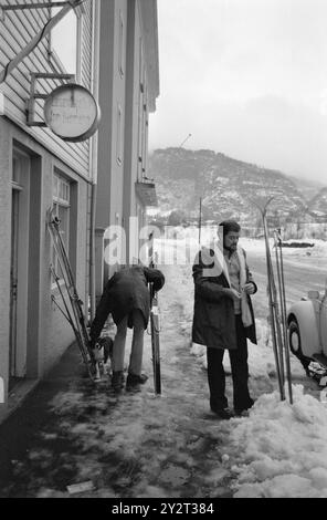 Aktuell 51-10-1971: Seeknochen im Schnee. Die gesamte Crew der jugoslawischen 25.000-Tonnen-Baranja wurde zu einer Skitour eingeladen, als das Boot vor kurzem in Sauda ankam. Keiner von ihnen war vorher Ski gefahren. Foto: Sverre A. Børretzen / aktuell / NTB ***FOTO NICHT VERARBEITET*** dieser Bildtext wird automatisch übersetzt Stockfoto