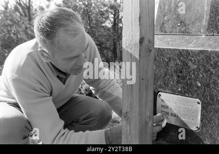Strömung 48B-4-1971 : Null Meter über dem Meeresspiegel. Tregde, ein paar Kilometer außerhalb von Mandal, hat eine besondere Funktion als offizielle Messstation für Wasserstände in Norwegen. Eine kleine Kugel und ein Messgerät bilden die Grundlage für die Höhenlage in unseren Karten, Triangulationen und kommunalen Triangulationen. Trägheit ist der stabilste Bereich und eignet sich gut als „Nullpunkt“. Oslo steigt, z. B. 4 Millimeter pro Jahr. Bjørn Pedersen passt den Nullpunkt gut an, ohne das Objekt aus diesem Grund unbedingt zu polieren. Trägde wird die Position als Nullpunkt für mehrere Jahre halten. Foto: Stockfoto