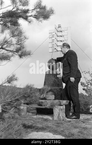 Strömung 48B-4-1971 : Null Meter über dem Meeresspiegel. Tregde, ein paar Kilometer außerhalb von Mandal, hat eine besondere Funktion als offizielle Messstation für Wasserstände in Norwegen. Eine kleine Kugel und ein Messgerät bilden die Grundlage für die Höhenlage in unseren Karten, Triangulationen und kommunalen Triangulationen. Trägheit ist der stabilste Bereich und eignet sich gut als „Nullpunkt“. Oslo steigt, z. B. 4 Millimeter pro Jahr. Foto: Sverre A. Børretzen / aktuell / NTB ***FOTO NICHT VERARBEITET*** dieser Bildtext wird automatisch übersetzt Stockfoto