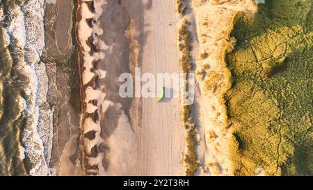 Luftaufnahme vom Strand mit Paraglider und Dühnen Stockfoto