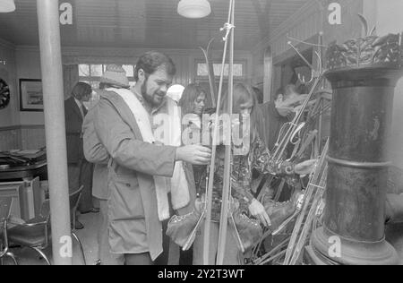 Aktuell 51-10-1971: Seeknochen im Schnee. Die gesamte Crew der jugoslawischen 25.000-Tonnen-Baranja wurde zu einer Skitour eingeladen, als das Boot vor kurzem in Sauda ankam. Keiner von ihnen war vorher Ski gefahren. Foto: Sverre A. Børretzen / aktuell / NTB ***FOTO NICHT VERARBEITET*** dieser Bildtext wird automatisch übersetzt Stockfoto