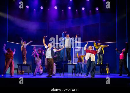 London, Großbritannien. 11. September 2024. Die Besetzung spielt C U nie bei einem Fotogespräch für „Why am I so Single?“ Im Garrick Theatre. Das neue Musical von den Tony Award-ausgezeichneten SECHS Schriftstellern Toby Marlow und Lucy Moss folgt zwei besten Freunden durch die Höhen und Tiefen ihres Dating-Lebens. Die Show wird von Lucy Moss geleitet, mit Choreografie von Ellen Kane und läuft bis zum 13. Februar 2025. Quelle: Stephen Chung / Alamy Live News Stockfoto