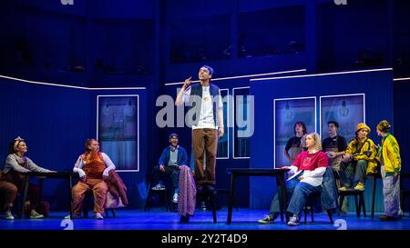 London, Großbritannien. 11. September 2024. Die Besetzung spielt C U nie bei einem Fotogespräch für „Why am I so Single?“ Im Garrick Theatre. Das neue Musical von den Tony Award-ausgezeichneten SECHS Schriftstellern Toby Marlow und Lucy Moss folgt zwei besten Freunden durch die Höhen und Tiefen ihres Dating-Lebens. Die Show wird von Lucy Moss geleitet, mit Choreografie von Ellen Kane und läuft bis zum 13. Februar 2025. Quelle: Stephen Chung / Alamy Live News Stockfoto