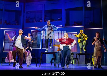 London, Großbritannien. 11. September 2024. Die Besetzung spielt C U nie bei einem Fotogespräch für „Why am I so Single?“ Im Garrick Theatre. Das neue Musical von den Tony Award-ausgezeichneten SECHS Schriftstellern Toby Marlow und Lucy Moss folgt zwei besten Freunden durch die Höhen und Tiefen ihres Dating-Lebens. Die Show wird von Lucy Moss geleitet, mit Choreografie von Ellen Kane und läuft bis zum 13. Februar 2025. Quelle: Stephen Chung / Alamy Live News Stockfoto