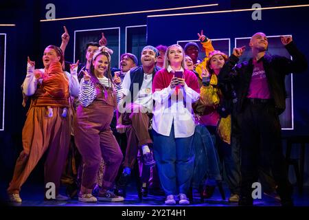 London, Großbritannien. 11. September 2024. Die Besetzung spielt C U nie bei einem Fotogespräch für „Why am I so Single?“ Im Garrick Theatre. Das neue Musical von den Tony Award-ausgezeichneten SECHS Schriftstellern Toby Marlow und Lucy Moss folgt zwei besten Freunden durch die Höhen und Tiefen ihres Dating-Lebens. Die Show wird von Lucy Moss geleitet, mit Choreografie von Ellen Kane und läuft bis zum 13. Februar 2025. Quelle: Stephen Chung / Alamy Live News Stockfoto