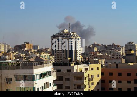 Gaza-Stadt, Gazastreifen, 4. Mai 2019. Israelische Flugzeuge bombardieren den Standort von Abu Jarad, der zur Hamas-Bewegung gehört, im Süden von Gaza-Stadt. Der Angriff ist Teil der laufenden israelischen Luftangriffe am Samstag im Gazastreifen, die als Reaktion auf Dutzende von Raketen aus dem Gazastreifen in Israel am frühen Samstag durchgeführt wurden. Die israelischen Verteidigungskräfte haben am Samstag mehrere militärische Stätten der Hamas ins Visier genommen, da sie die palästinensische Bewegung für alle Vorfälle im Streifen oder von dort aus verantwortlich sehen Stockfoto