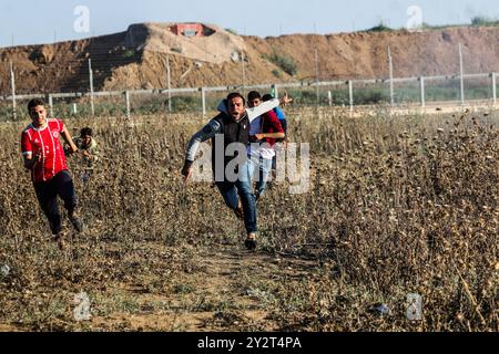 Gazastreifen, Palästina, 10. Mai 2019. Palästinensische Demonstranten stoßen bei den Kundgebungen des Großen Marsches der Rückkehr am Freitag in der Nähe von Abu Safiya im nördlichen Gazastreifen auf israelische Soldaten. Nach Angaben des Gesundheitsministeriums für Gaza wurde der 24-jährige palästinensische Abdullah Abd Al-AAL bei den Grenzprotesten östlich von Rafah im südlichen Gazastreifen am Freitag durch israelische Feuer getötet. Palästinenser schleuderten mit Steinen auf israelische Truppen, während die israelische Armee Gazastreifen, Lebendkugeln und Gummigeschosse gegen die Demonstranten einsetzte. Einige Demonstranten litten an verschiedenen Stellen unter Tränengas und Schussverletzungen Stockfoto