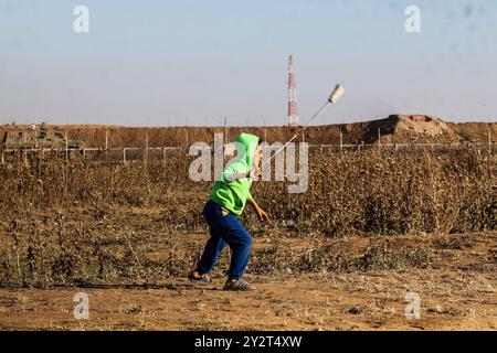 Gazastreifen, Palästina, 10. Mai 2019. Palästinensische Demonstranten stoßen bei den Kundgebungen des Großen Marsches der Rückkehr am Freitag in der Nähe von Abu Safiya im nördlichen Gazastreifen auf israelische Soldaten. Nach Angaben des Gesundheitsministeriums für Gaza wurde der 24-jährige palästinensische Abdullah Abd Al-AAL bei den Grenzprotesten östlich von Rafah im südlichen Gazastreifen am Freitag durch israelische Feuer getötet. Palästinenser schleuderten mit Steinen auf israelische Truppen, während die israelische Armee Gazastreifen, Lebendkugeln und Gummigeschosse gegen die Demonstranten einsetzte. Einige Demonstranten litten an verschiedenen Stellen unter Tränengas und Schussverletzungen Stockfoto