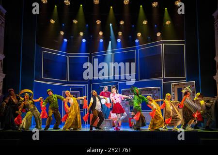 London, Großbritannien. 11. September 2024. Die Besetzung spielt Men are Trash bei einem Fotobesuch für „Why am I so Single?“ Im Garrick Theatre. Das neue Musical von den Tony Award-ausgezeichneten SECHS Schriftstellern Toby Marlow und Lucy Moss folgt zwei besten Freunden durch die Höhen und Tiefen ihres Dating-Lebens. Die Show wird von Lucy Moss geleitet, mit Choreografie von Ellen Kane und läuft bis zum 13. Februar 2025. Quelle: Stephen Chung / Alamy Live News Stockfoto