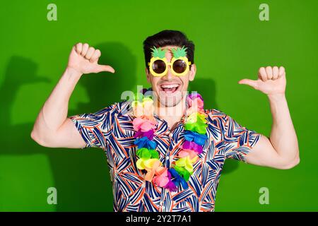 Foto von frechen lustigen Typen mit Borsten gekleidetem Hemd in Sonnenbrillen Halskette, die auf sich selbst lokalisiert auf grünem Hintergrund zeigt Stockfoto