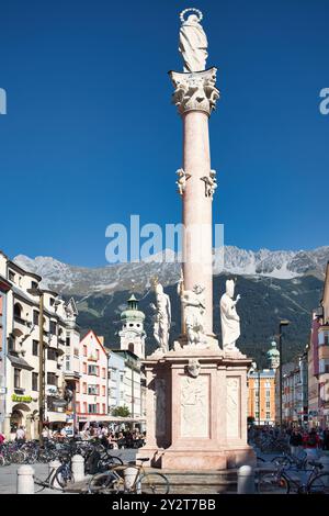 Maria Theresia Straße mit Annasaule im Zentrum von Innsbruck Tirol Österreich. Stockfoto