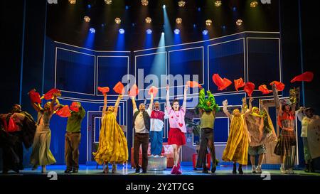London, Großbritannien. 11. September 2024. Die Besetzung spielt Men are Trash bei einem Fotobesuch für „Why am I so Single?“ Im Garrick Theatre. Das neue Musical von den Tony Award-ausgezeichneten SECHS Schriftstellern Toby Marlow und Lucy Moss folgt zwei besten Freunden durch die Höhen und Tiefen ihres Dating-Lebens. Die Show wird von Lucy Moss geleitet, mit Choreografie von Ellen Kane und läuft bis zum 13. Februar 2025. Quelle: Stephen Chung / Alamy Live News Stockfoto