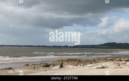 11. September 2024, Hardy’s Bay, Ogmore-by-Sea, Bridgend, Vale of Glamorgan, Wales. WETTER: Starke Winde und starke Strömungen bei rückläufiger Flut, inmitten von Sonne und Wolken bei Ogmore by Sea heute. Regenwolken sichtbar in der Ferne. FLUT: 11,31. NIEDRIGWASSER; 17:48 Uhr Bridget Catterall/Alamy Live News Stockfoto