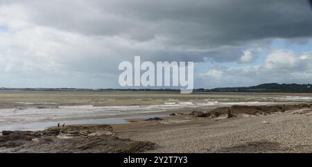 11. September 2024, Hardy’s Bay, Ogmore-by-Sea, Bridgend, Vale of Glamorgan, Wales. WETTER: Starke Winde und starke Strömungen bei rückläufiger Flut, inmitten von Sonne und Wolken bei Ogmore by Sea heute. Regen wird für später am Nachmittag vorhergesagt. FLUT: 11,31. EBBE; 17:48 Uhr IM BILD: Regenwolken in der Ferne. Bridget Catterall/Alamy Live News Stockfoto