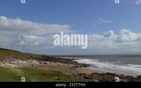 11. September 2024, Hardy’s Bay, Ogmore-by-Sea, Bridgend, Vale of Glamorgan, Wales. WETTER: Starke Winde und starke Strömungen bei rückläufiger Flut, inmitten von Sonne und Wolken bei Ogmore by Sea heute. Regen wird für später am Nachmittag vorhergesagt. FLUT: 11,31. EBBE; 17:48 Uhr IM BILD: Blick auf die Küste und den Bristol Channel. Bridget Catterall/Alamy Live News Stockfoto