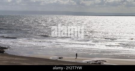 11. September 2024, Hardy’s Bay, Ogmore-by-Sea, Bridgend, Vale of Glamorgan, Wales. WETTER: Starke Winde und starke Strömungen bei rückläufiger Flut, inmitten von Sonne und Wolken bei Ogmore by Sea heute. Regen wird für später am Nachmittag vorhergesagt. IM BILD: Sonnenlicht, das im Meer reflektiert wird. FLUT: 11,31. EBBE; 17:48 Uhr IM BILD: Blick auf den Bristol Channel. Bridget Catterall/Alamy Live News Stockfoto