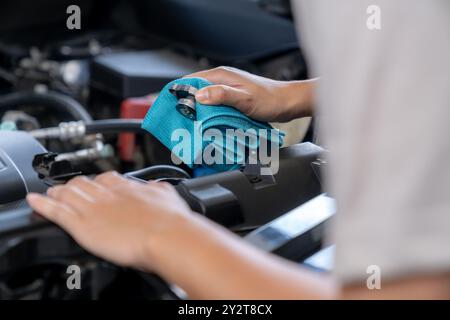 Die junge Frau überprüft den Kühler des Autos Stockfoto