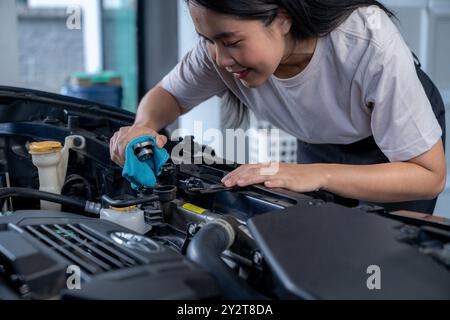 Die junge Frau überprüft den Kühler des Autos Stockfoto