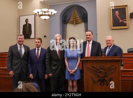 Von links: General Tod Wolters (Rev.), der 19. Oberste alliierte Kommandeur Europa; Amb. Lincoln Bloomfield Jr., ehemaliger Assistant Secretary of State for Political-Military Affairs; Rep. Tom McClintock (R-CA); Rep. Nancy Mace (R-SC); General James Jones (Rev.), 21. US-Sicherheitsberater und 14. Oberster alliierter Befehlshaber; und General Keith Kellogg Jr. (Rev.) Posiere für ein Familienfoto. Briefing des Kongresses im Repräsentantenhaus der USA über die Bedrohungen des iranischen Regimes, einschließlich regionaler Destabilisierung, Terrorismus, Atomwaffen und innerstaatlicher Repression. Stockfoto