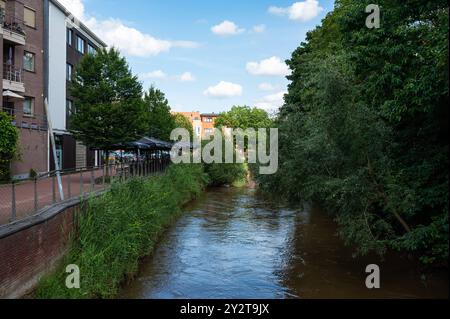 Aarschot, Belgien, 8. August 2024 - der Fluss Demer, vorbei an Hinterhöfen und einem Park im Stadtzentrum Stockfoto