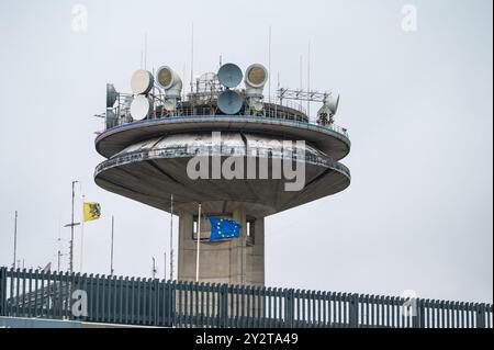 Schaerbeek, Brüssel, Belgien - 10. September 2024 - Kontrollturm und Antenne des RTBF-Sendeunternehmens VRT Stockfoto