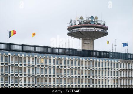 Schaerbeek, Brüssel, Belgien - 10. September 2024 - Kontrollturm und Antenne des RTBF-Sendeunternehmens VRT Stockfoto