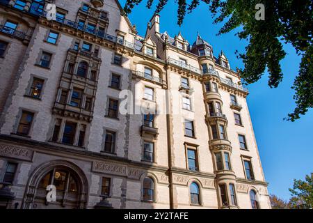 Ein detaillierter Blick auf das historische Dakota-Gebäude in New York City vor einem klaren blauen Himmel Stockfoto