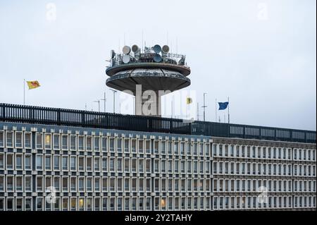 Schaerbeek, Brüssel, Belgien - 10. September 2024 - Kontrollturm und Antenne des RTBF-Sendeunternehmens VRT Stockfoto