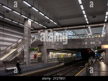 Schaerbeek, Brüssel, Belgien - 10. September 2024 - modernes Interieur der U-Bahn-Station Diamant Stockfoto