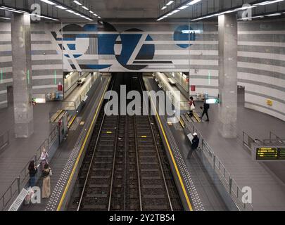 Schaerbeek, Brüssel, Belgien - 10. September 2024 - modernes Interieur der U-Bahn-Station Diamant Stockfoto