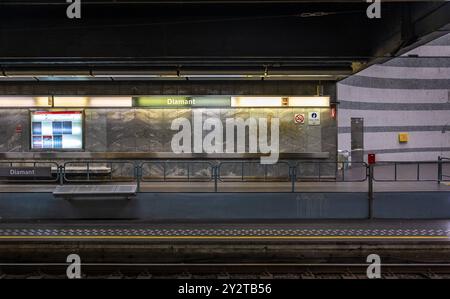Schaerbeek, Brüssel, Belgien - 10. September 2024 - modernes Interieur der U-Bahn-Station Diamant Stockfoto