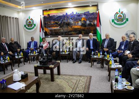 Gaza, Palästina. November 2019. Die Vorsitzende der Palästinensischen Zentralen Wahlkommission, Hanna Nasir, führte in Gaza-Stadt Gespräche mit dem Chef des Politbüros der Hamas, Ismail Haniyeh, und mit Yahya Sinwar, dem Führer der Hamas in Gaza, über die Möglichkeit, Wahlen abzuhalten. Während der Gespräche erklärten die Hamas-Führer ihre Bereitschaft, an den Wahlen teilzunehmen und alle potenziellen Hindernisse im Prozess zu überwinden. Die Veranstaltung folgte auf ein Treffen in Gaza in der vergangenen Woche zwischen Hanna Nasir, der Führung der Hamas, und Führern anderer palästinensischer Fraktionen, bei dem eine Einigung über die Durchführung von Legislativmaßnahmen erzielt wurde Stockfoto