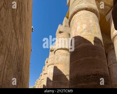 Luxor, Ägypten; 16. Januar 2024: Die Hypostilhalle des Tempels von Karnak ist ein eindrucksvolles Zeugnis der Macht und Größe des alten Ägypten. Stockfoto