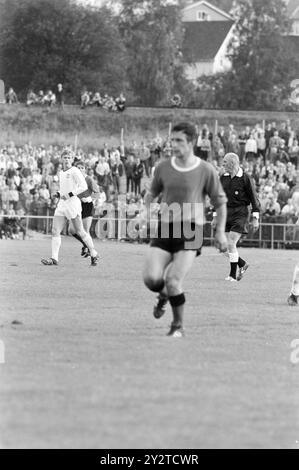 Aktuell 32 - 6 - 1971: Die Kniksen auf norwegischem Gras gegen Roald Kniksen Jensen ist nach sechs Jahren als Profi im schottischen 1. Liga-Club Hearts aus Edinburgh wieder im norwegischen Spitzenfußball. Er debütierte erneut im Brann Trikot gegen Strømsgodset im Marienlyst-Stadion in Drammen am Sonntag, 1. August. Es hat Brann nicht viel geholfen, da er Gefahr läuft, in die 2. Division abzusteigen. Das Spiel endete 3-1 gegen Strømsgodset. Foto: Aage Storløkken / aktuell / NTB ***FOTO NICHT VERARBEITET*** dieser Bildtext wird automatisch übersetzt Stockfoto