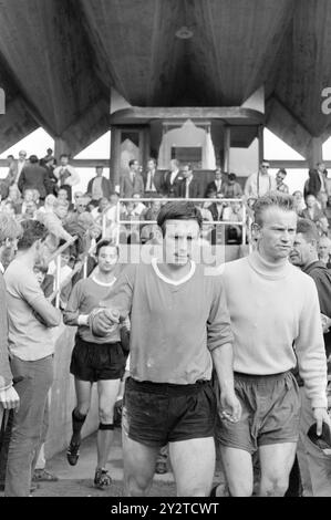 Aktuell 32 - 6 - 1971: Die Kniksen auf norwegischem Gras gegen Roald Kniksen Jensen ist nach sechs Jahren als Profi im schottischen 1. Liga-Club Hearts aus Edinburgh wieder im norwegischen Spitzenfußball. Er debütierte erneut im Brann Trikot gegen Strømsgodset im Marienlyst-Stadion in Drammen am Sonntag, 1. August. Es hat Brann nicht viel geholfen, da er Gefahr läuft, in die 2. Division abzusteigen. Das Spiel endete 3-1 gegen Strømsgodset. Foto: Aage Storløkken / aktuell / NTB ***FOTO NICHT VERARBEITET*** dieser Bildtext wird automatisch übersetzt Stockfoto