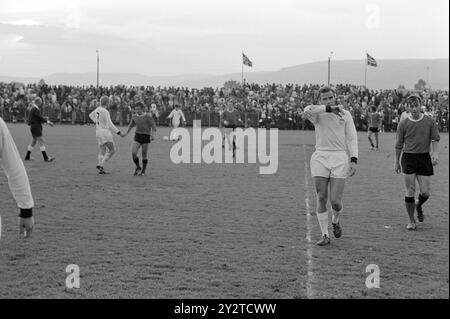 Aktuell 32 - 6 - 1971: Die Kniksen auf norwegischem Gras gegen Roald Kniksen Jensen ist nach sechs Jahren als Profi im schottischen 1. Liga-Club Hearts aus Edinburgh wieder im norwegischen Spitzenfußball. Er debütierte erneut im Brann Trikot gegen Strømsgodset im Marienlyst-Stadion in Drammen am Sonntag, 1. August. Es hat Brann nicht viel geholfen, da er Gefahr läuft, in die 2. Division abzusteigen. Das Spiel endete 3-1 gegen Strømsgodset. Foto: Aage Storløkken / aktuell / NTB ***FOTO NICHT VERARBEITET*** dieser Bildtext wird automatisch übersetzt Stockfoto