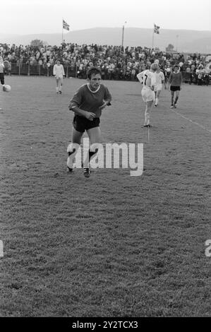 Aktuell 32 - 6 - 1971: Die Kniksen auf norwegischem Gras gegen Roald Kniksen Jensen ist nach sechs Jahren als Profi im schottischen 1. Liga-Club Hearts aus Edinburgh wieder im norwegischen Spitzenfußball. Er debütierte erneut im Brann Trikot gegen Strømsgodset im Marienlyst-Stadion in Drammen am Sonntag, 1. August. Es hat Brann nicht viel geholfen, da er Gefahr läuft, in die 2. Division abzusteigen. Das Spiel endete 3-1 gegen Strømsgodset. Foto: Aage Storløkken / aktuell / NTB ***FOTO NICHT VERARBEITET*** dieser Bildtext wird automatisch übersetzt Stockfoto