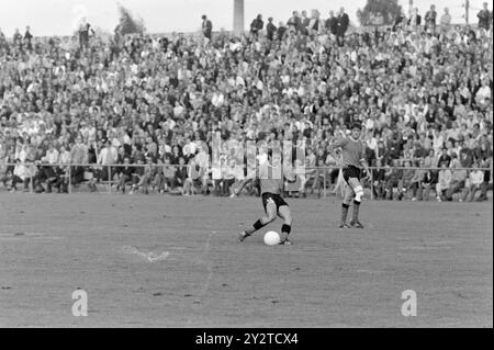 Aktuell 32 - 6 - 1971: Die Kniksen auf norwegischem Gras gegen Roald Kniksen Jensen ist nach sechs Jahren als Profi im schottischen 1. Liga-Club Hearts aus Edinburgh wieder im norwegischen Spitzenfußball. Er debütierte erneut im Brann Trikot gegen Strømsgodset im Marienlyst-Stadion in Drammen am Sonntag, 1. August. Es hat Brann nicht viel geholfen, da er Gefahr läuft, in die 2. Division abzusteigen. Das Spiel endete 3-1 gegen Strømsgodset. Foto: Aage Storløkken / aktuell / NTB ***FOTO NICHT VERARBEITET*** dieser Bildtext wird automatisch übersetzt Stockfoto