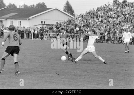 Aktuell 32 - 6 - 1971: Die Kniksen auf norwegischem Gras gegen Roald Kniksen Jensen ist nach sechs Jahren als Profi im schottischen 1. Liga-Club Hearts aus Edinburgh wieder im norwegischen Spitzenfußball. Er debütierte erneut im Brann Trikot gegen Strømsgodset im Marienlyst-Stadion in Drammen am Sonntag, 1. August. Es hat Brann nicht viel geholfen, da er Gefahr läuft, in die 2. Division abzusteigen. Das Spiel endete 3-1 gegen Strømsgodset. Foto: Aage Storløkken / aktuell / NTB ***FOTO NICHT VERARBEITET*** dieser Bildtext wird automatisch übersetzt Stockfoto