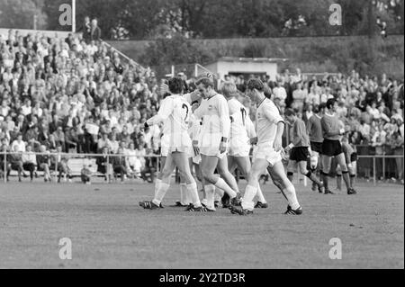 Aktuell 32 - 6 - 1971: Die Kniksen auf norwegischem Gras gegen Roald Kniksen Jensen ist nach sechs Jahren als Profi im schottischen 1. Liga-Club Hearts aus Edinburgh wieder im norwegischen Spitzenfußball. Er debütierte erneut im Brann Trikot gegen Strømsgodset im Marienlyst-Stadion in Drammen am Sonntag, 1. August. Es hat Brann nicht viel geholfen, da er Gefahr läuft, in die 2. Division abzusteigen. Das Spiel endete 3-1 gegen Strømsgodset. Foto: Aage Storløkken / aktuell / NTB ***FOTO NICHT VERARBEITET*** dieser Bildtext wird automatisch übersetzt Stockfoto