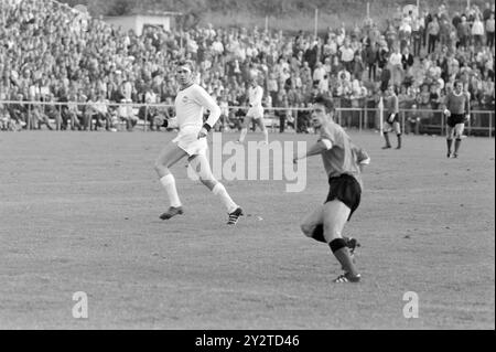 Aktuell 32 - 6 - 1971: Die Kniksen auf norwegischem Gras gegen Roald Kniksen Jensen ist nach sechs Jahren als Profi im schottischen 1. Liga-Club Hearts aus Edinburgh wieder im norwegischen Spitzenfußball. Er debütierte erneut im Brann Trikot gegen Strømsgodset im Marienlyst-Stadion in Drammen am Sonntag, 1. August. Es hat Brann nicht viel geholfen, da er Gefahr läuft, in die 2. Division abzusteigen. Das Spiel endete 3-1 gegen Strømsgodset. Foto: Aage Storløkken / aktuell / NTB ***FOTO NICHT VERARBEITET*** dieser Bildtext wird automatisch übersetzt Stockfoto