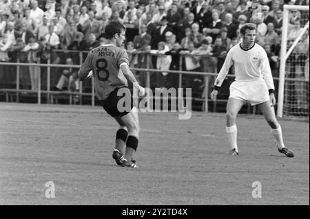 Aktuell 32 - 6 - 1971: Die Kniksen auf norwegischem Gras gegen Roald Kniksen Jensen ist nach sechs Jahren als Profi im schottischen 1. Liga-Club Hearts aus Edinburgh wieder im norwegischen Spitzenfußball. Er debütierte erneut im Brann Trikot gegen Strømsgodset im Marienlyst-Stadion in Drammen am Sonntag, 1. August. Es hat Brann nicht viel geholfen, da er Gefahr läuft, in die 2. Division abzusteigen. Das Spiel endete 3-1 gegen Strømsgodset. Foto: Aage Storløkken / aktuell / NTB ***FOTO NICHT VERARBEITET*** dieser Bildtext wird automatisch übersetzt Stockfoto