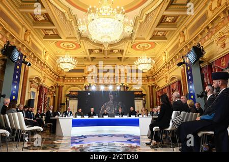 (Von links nach rechts) Stellvertretender Vorsitzender des Mejlis der Krimtatar Nariman Dschhelyal, Außenminister David Lammy, Außenminister der Ukraine Andrii Sybiha, Leiter des Büros des ukrainischen Präsidenten Andriy Yermak, Präsident Litauens Gitanas Nauseda, Präsident der Ukraine Wolodymyr Zelensky, Premierminister Kroatiens Andrej Plenkovic, Vorsitzender der Werchowna Rada der Ukraine, Ruslan Stefanchuk, Michel ruft im Europäischen Rat, Präsident Charles. während des vierten Gipfels der Krim-Plattform in Kiew, Ukraine. Bilddatum: Mittwoch, 11. September 2024. Stockfoto